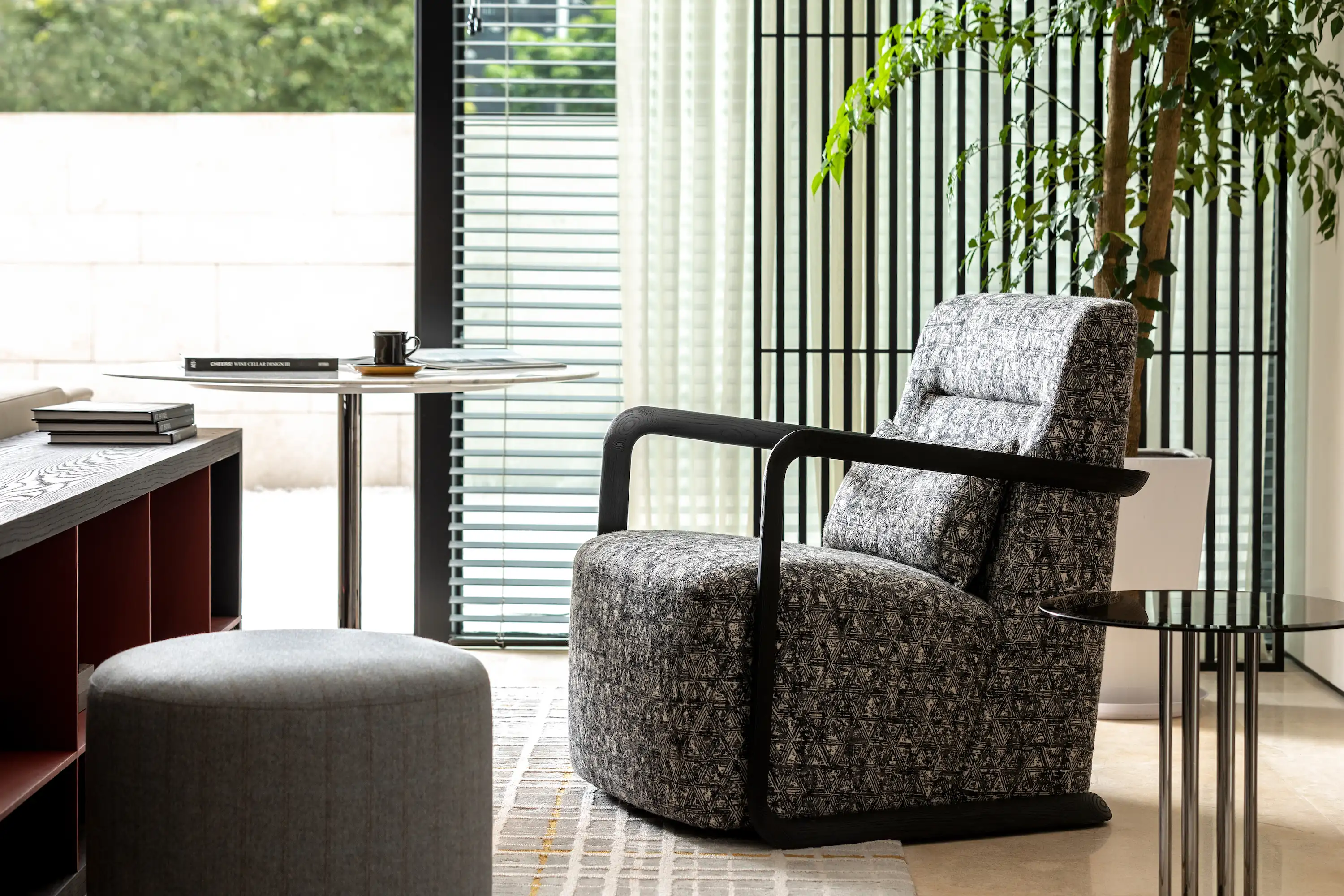 1_Dunhill Make Up Stool_gallary_images